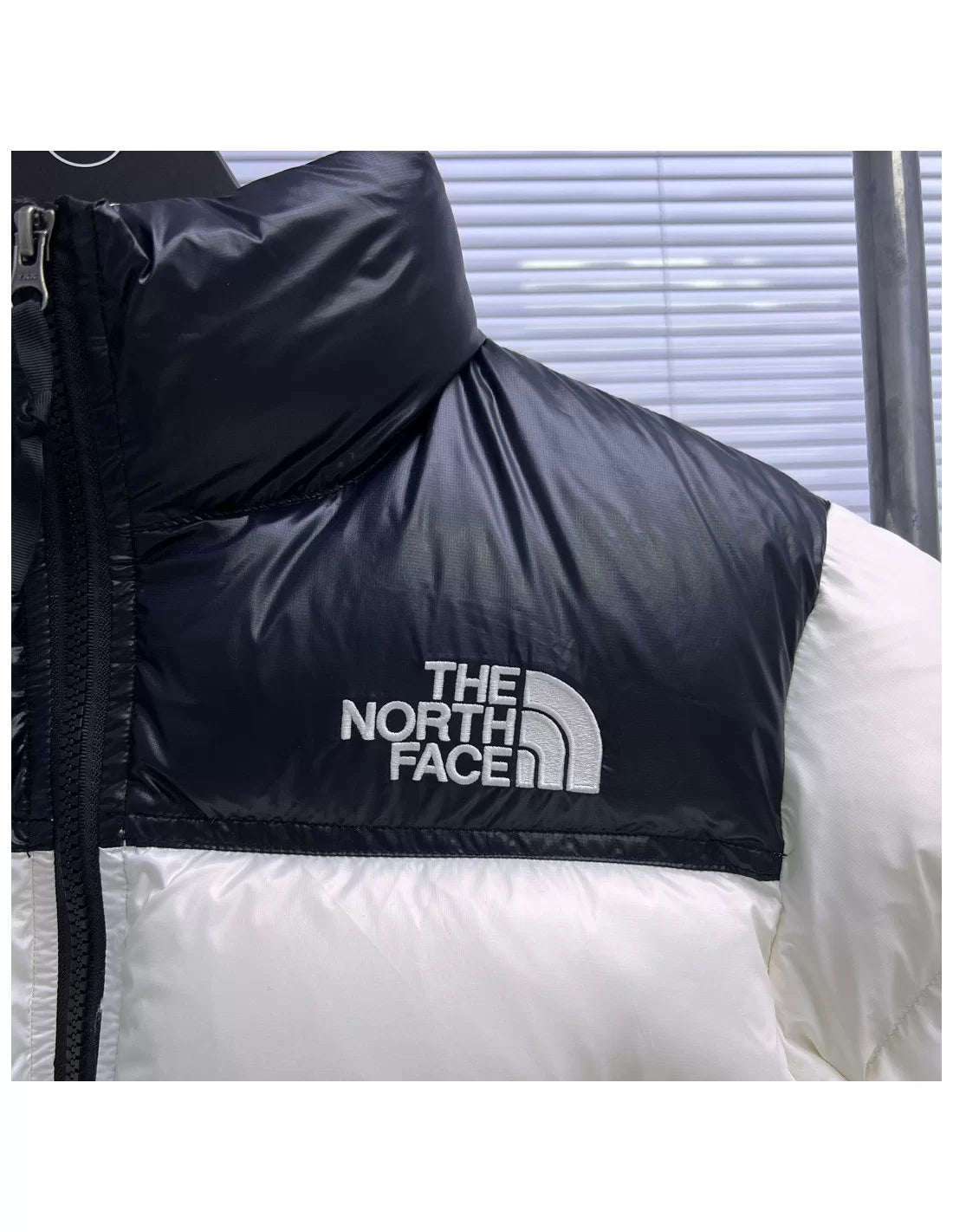 THE NORTH FACE SHORT JACKET BLACK & WHITE